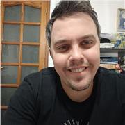 Me defino como un profesor dinámico e innovador.